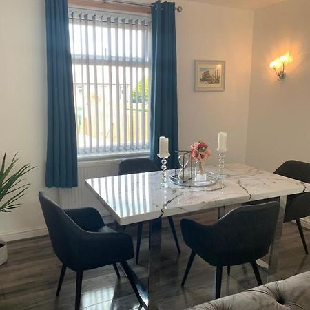 Modern 3 Bedroom Luxury Home With Private Drive Idle 외부 사진