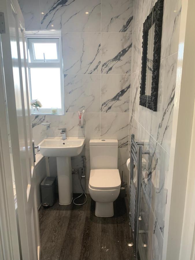 Modern 3 Bedroom Luxury Home With Private Drive Idle 외부 사진