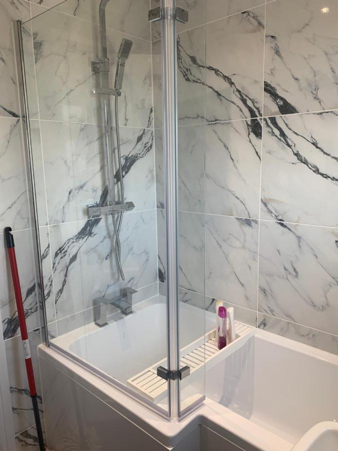 Modern 3 Bedroom Luxury Home With Private Drive Idle 외부 사진